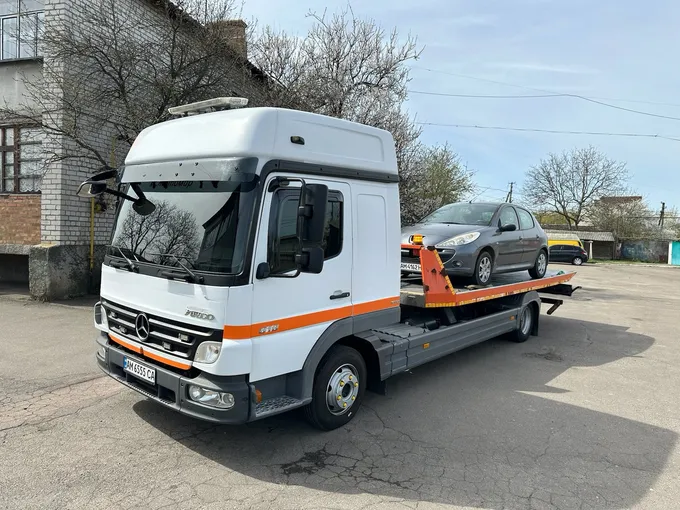 Евакуатор з навантаженим автомобілем